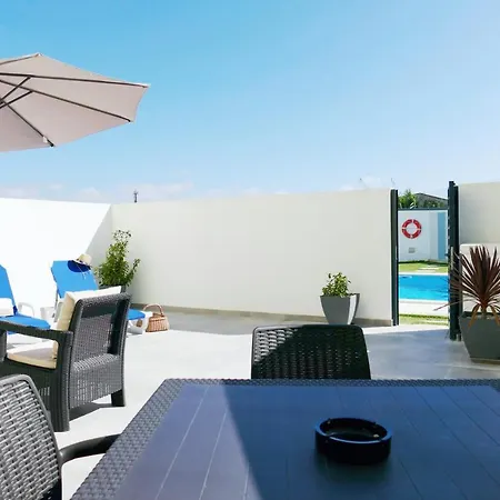 Poolfront Apartment *